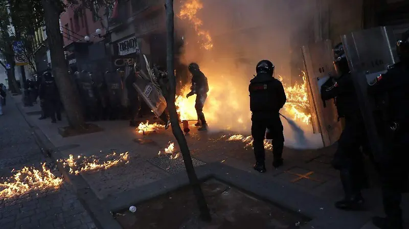 Enfrentamiento entre manifestantes y policías